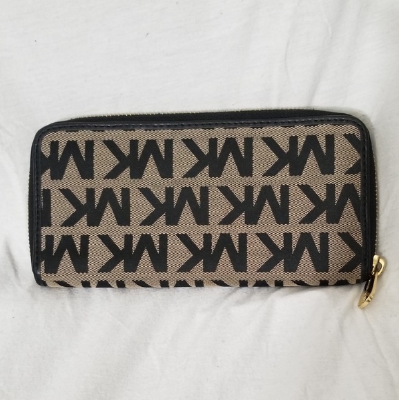 Michael Kors Clutch/Wallet - Picture 2 of 8